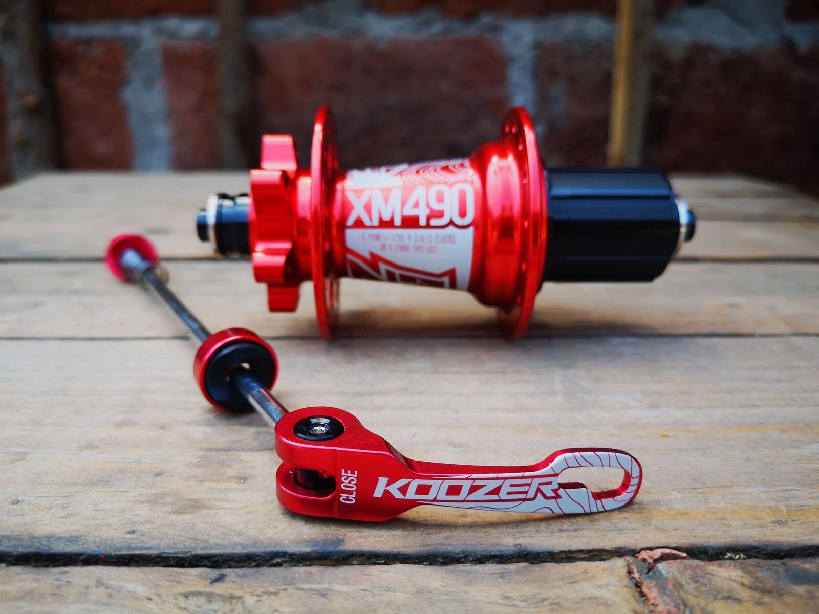 Maza Koozer trasera 10x135, 32h, roja