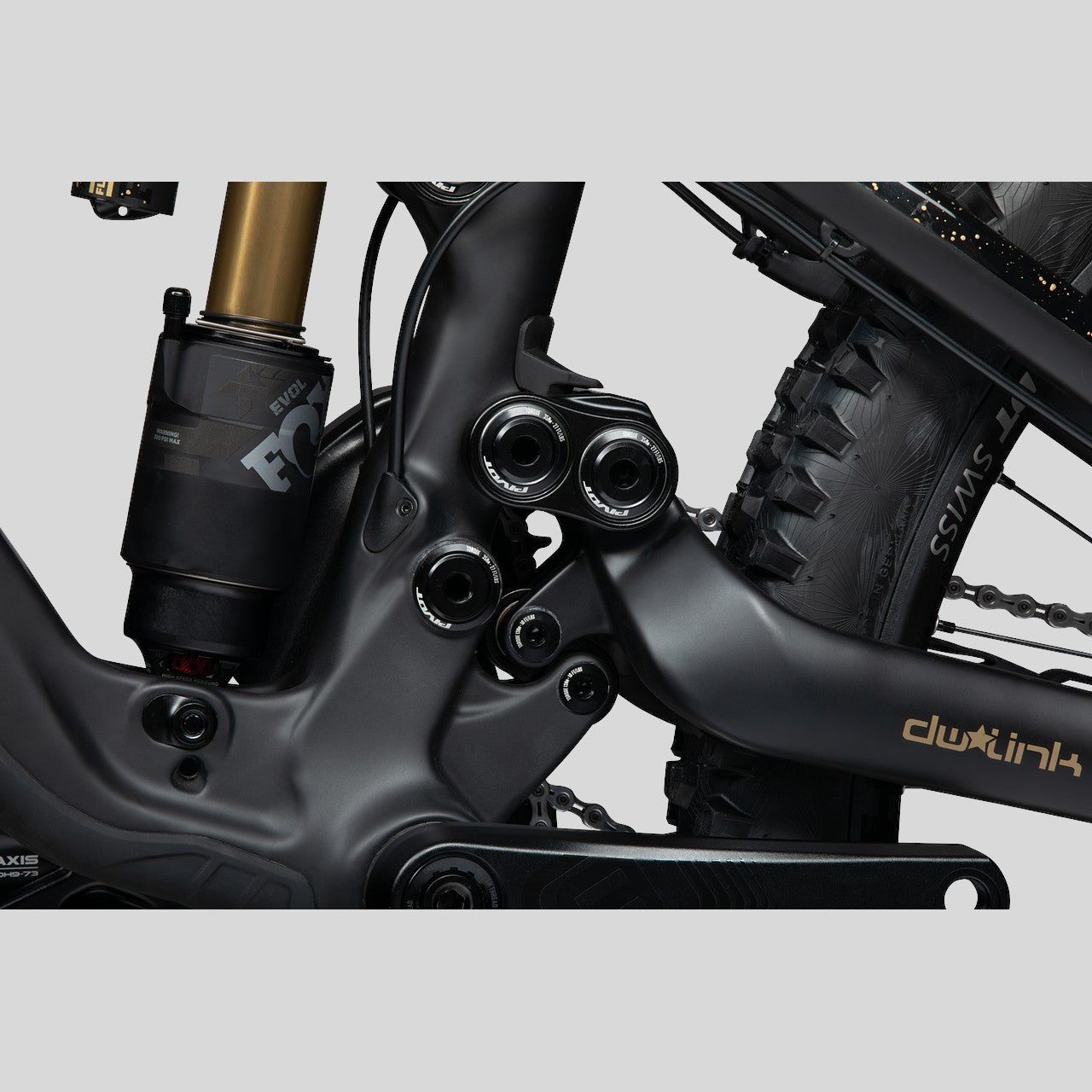 BICICLETA DH PIVOT PHOENIX SAINT BLACK GOLD
