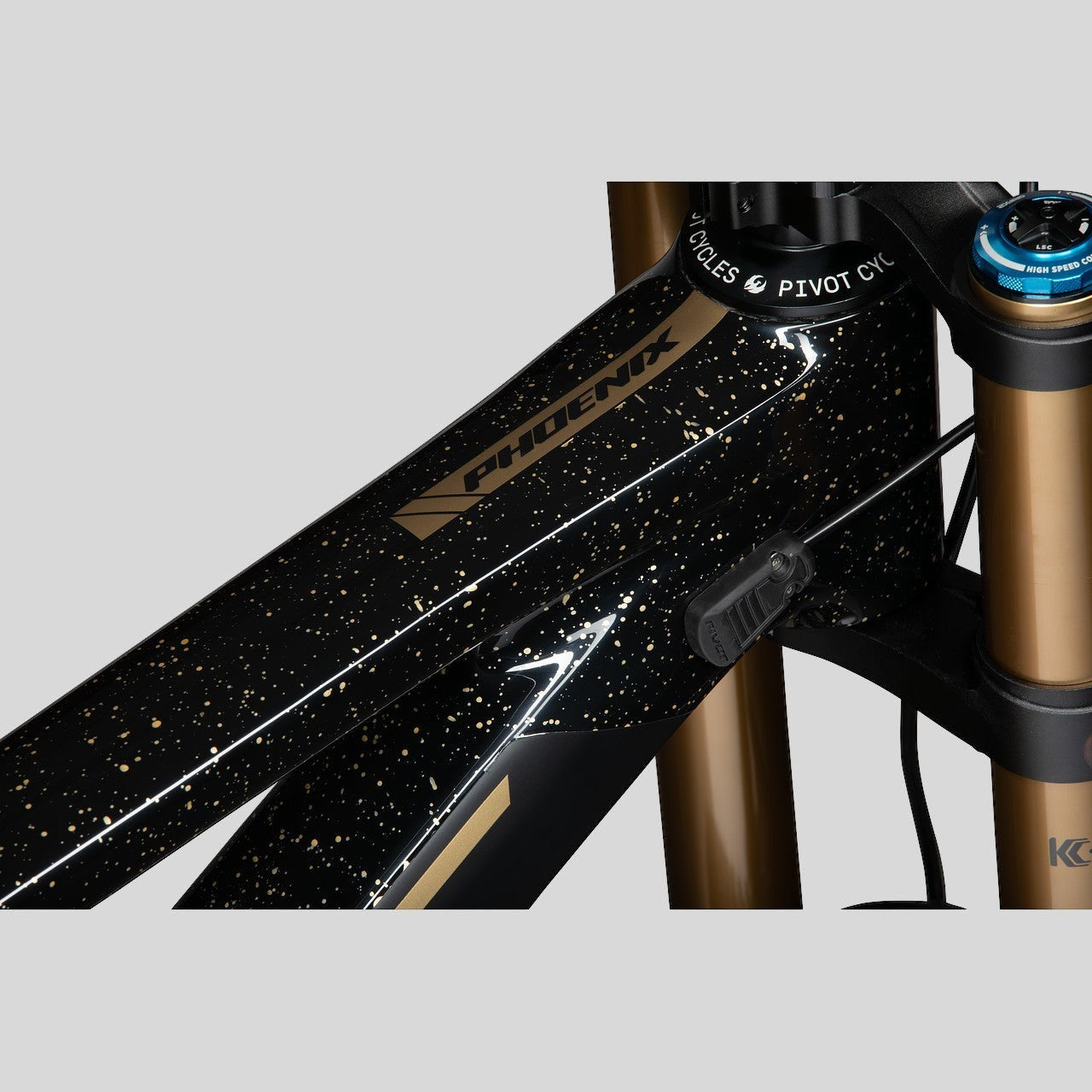 BICICLETA DH PIVOT PHOENIX SAINT BLACK GOLD
