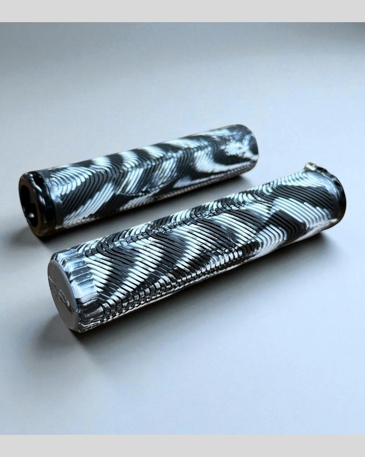 NUEVOS! Puños SENSUS Cloudwave Lock On - Emil Johansson 2026 Signature, Zebra