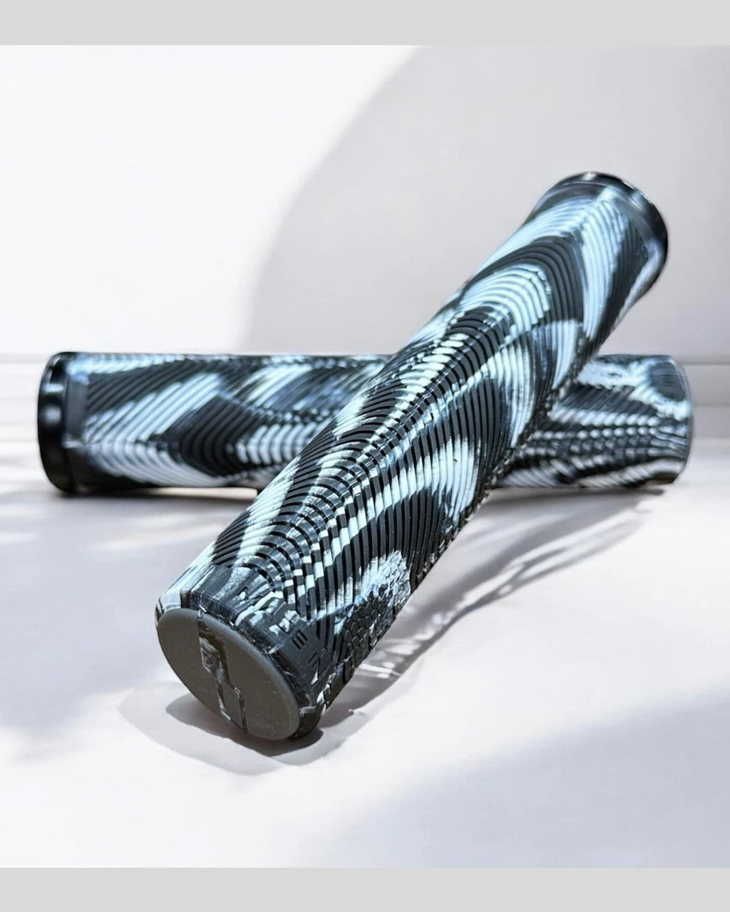 NUEVOS! Puños SENSUS Cloudwave Lock On - Emil Johansson 2026 Signature, Zebra