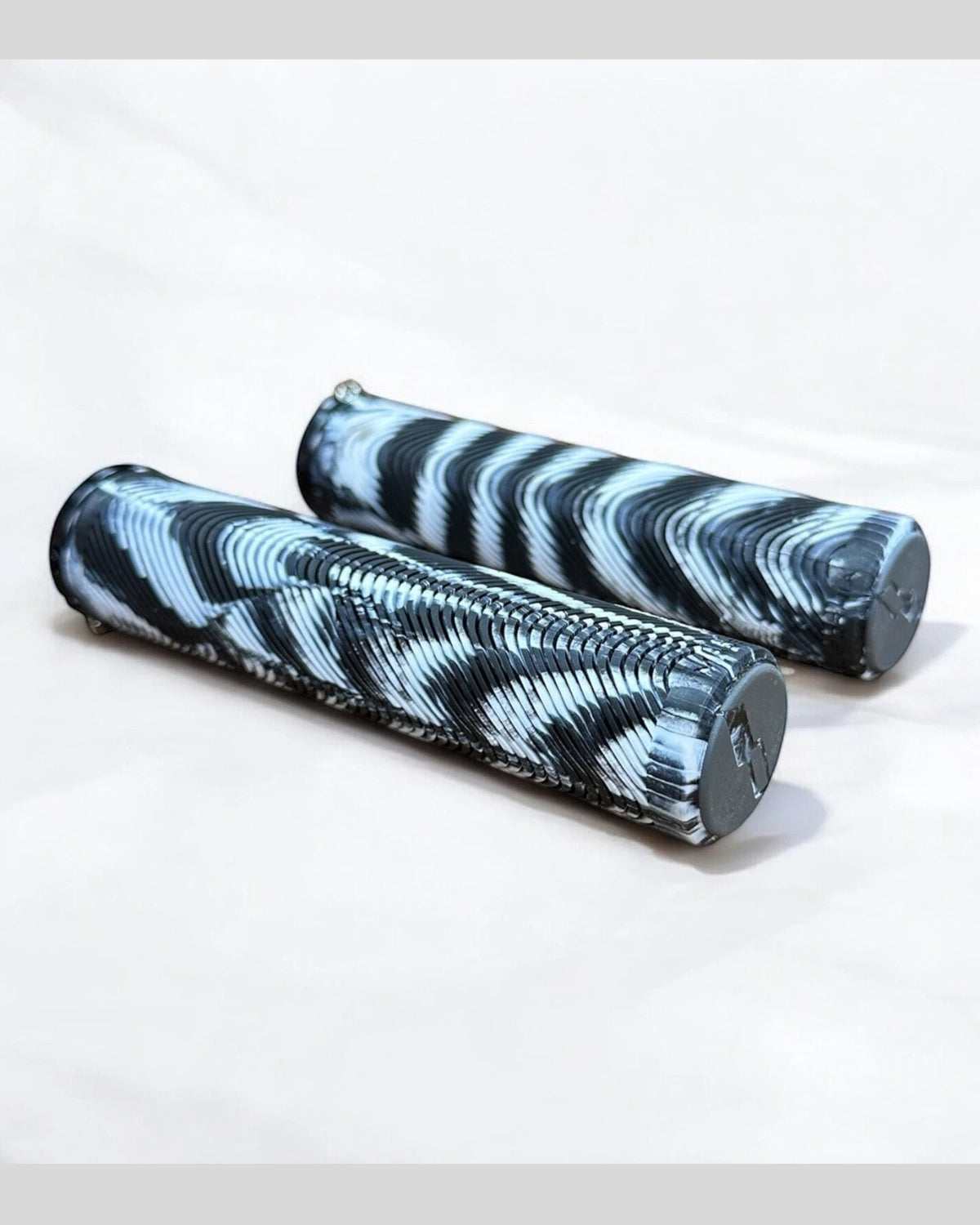 NUEVOS! Puños SENSUS Cloudwave Lock On - Emil Johansson 2026 Signature, Zebra