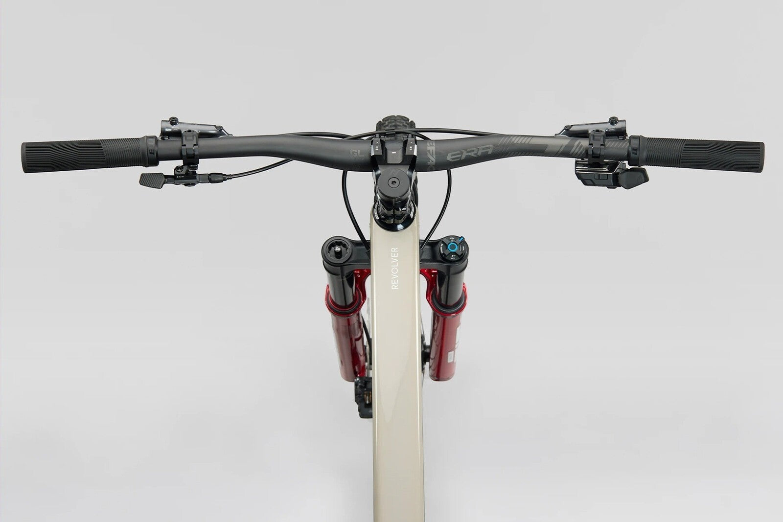 NUEVA: Norco Revolver C1 120, aro 29 2026 | Fast Black Raw Carbon / Warm Grey