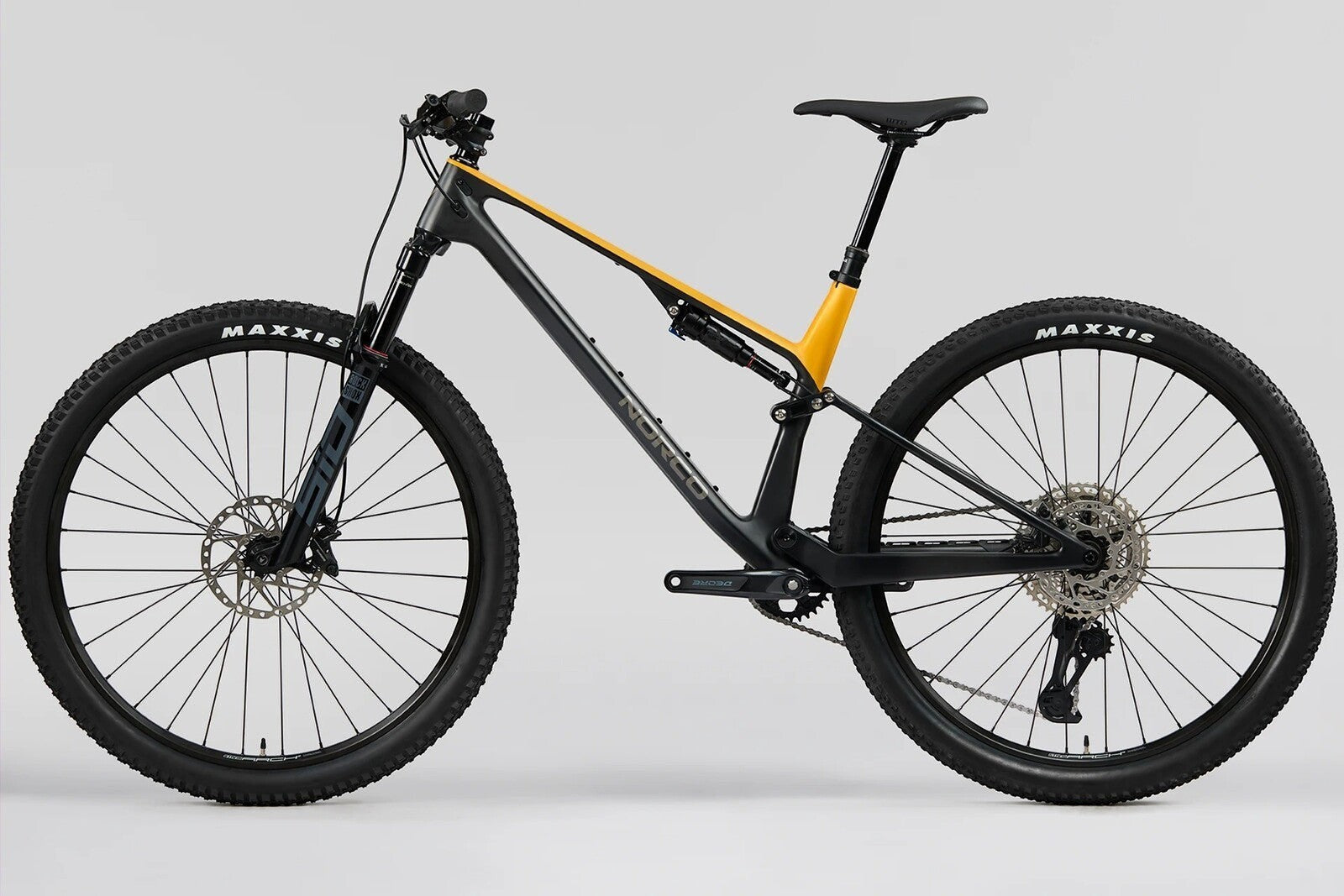 NUEVA: Norco Revolver C2 120, aro 29 2026 | Fast Black Raw Carbon / Golden Larch