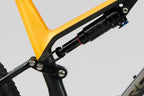 NUEVA: Norco Revolver C2 120, aro 29 2026 | Fast Black Raw Carbon / Golden Larch