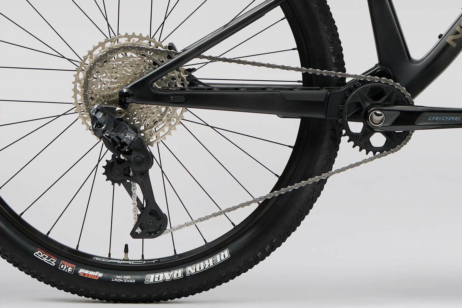 NUEVA: Norco Revolver C2 120, aro 29 2026 | Fast Black Raw Carbon / Golden Larch