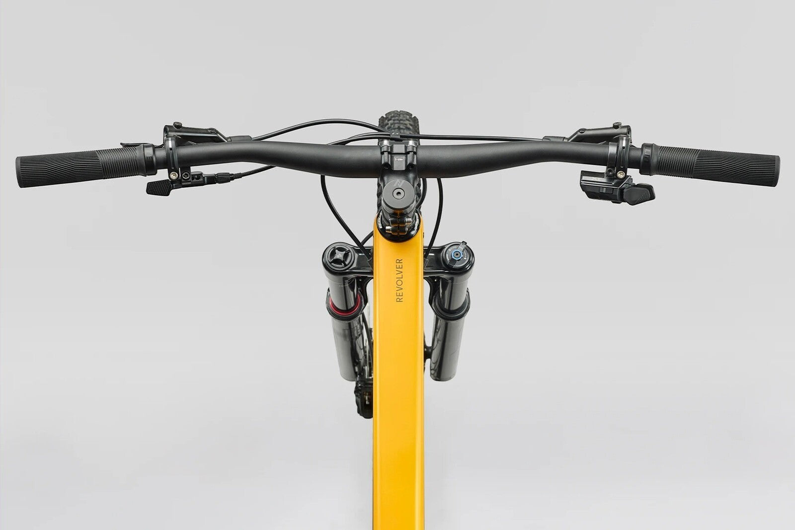 NUEVA: Norco Revolver C2 120, aro 29 2026 | Fast Black Raw Carbon / Golden Larch