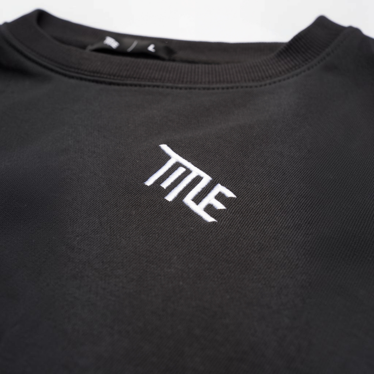 Polerón Crew Neck Title Black, detalle