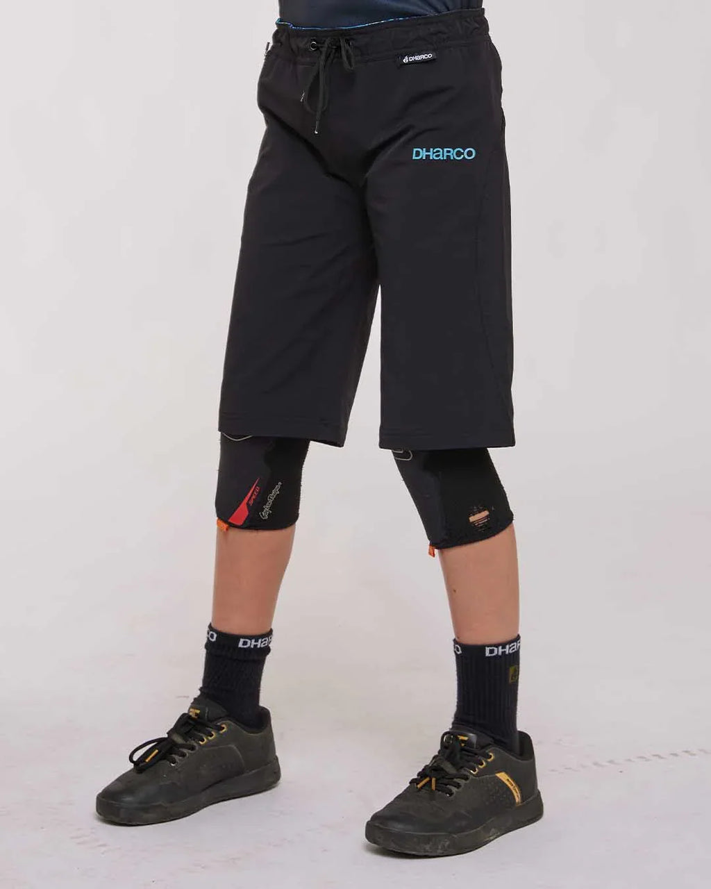 Short Dharco Gravity Negro - angulo 2