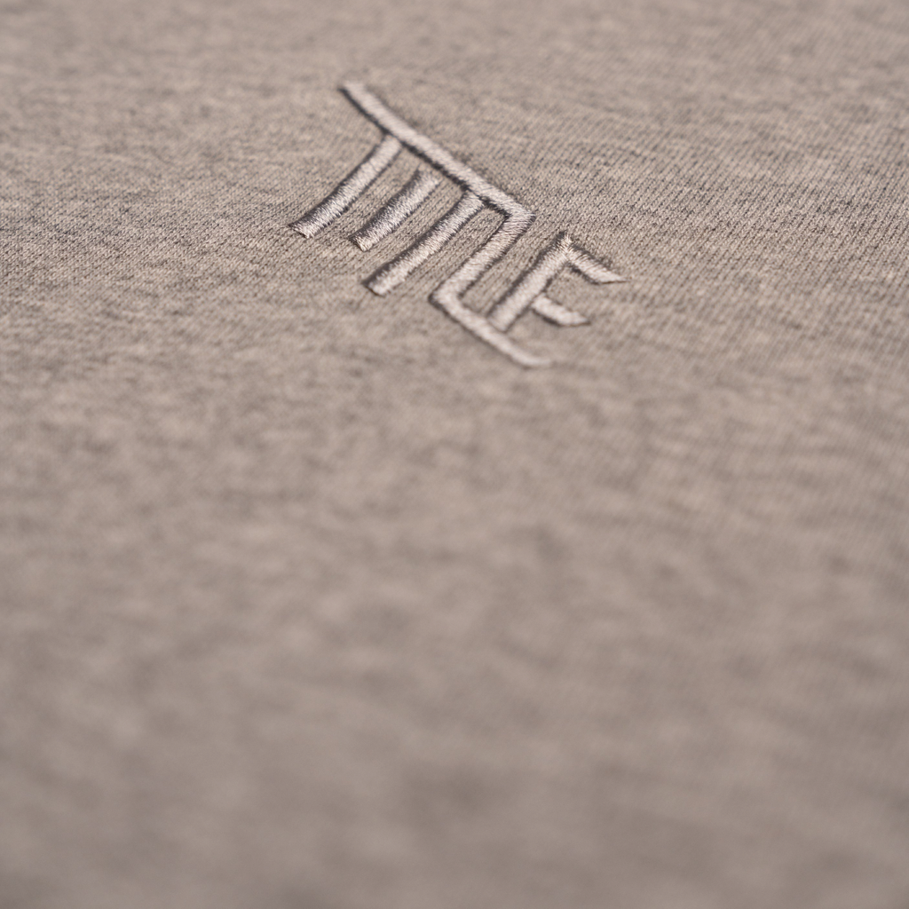 Polerón Crew Neck Title Heather Grey, detalle