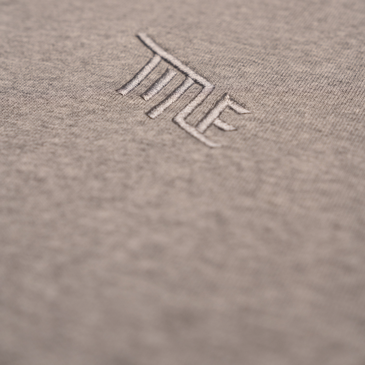 Polerón Crew Neck Title Heather Grey, detalle