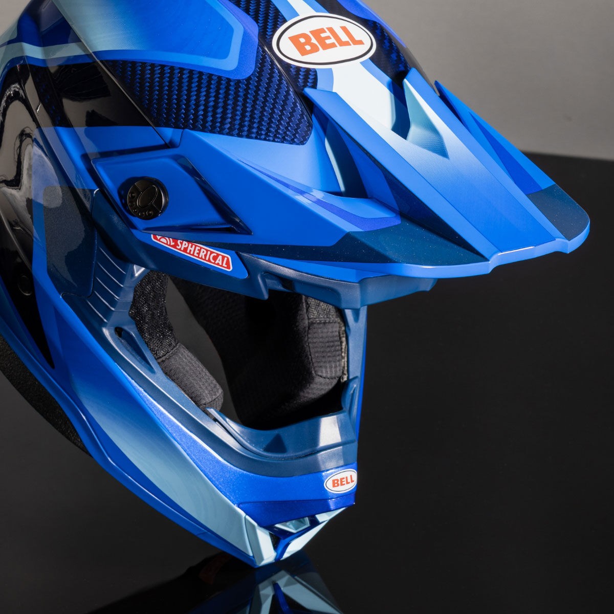 Casco Bell Moto-10 Spherical ET3 azul, detalle de visera y mentonera