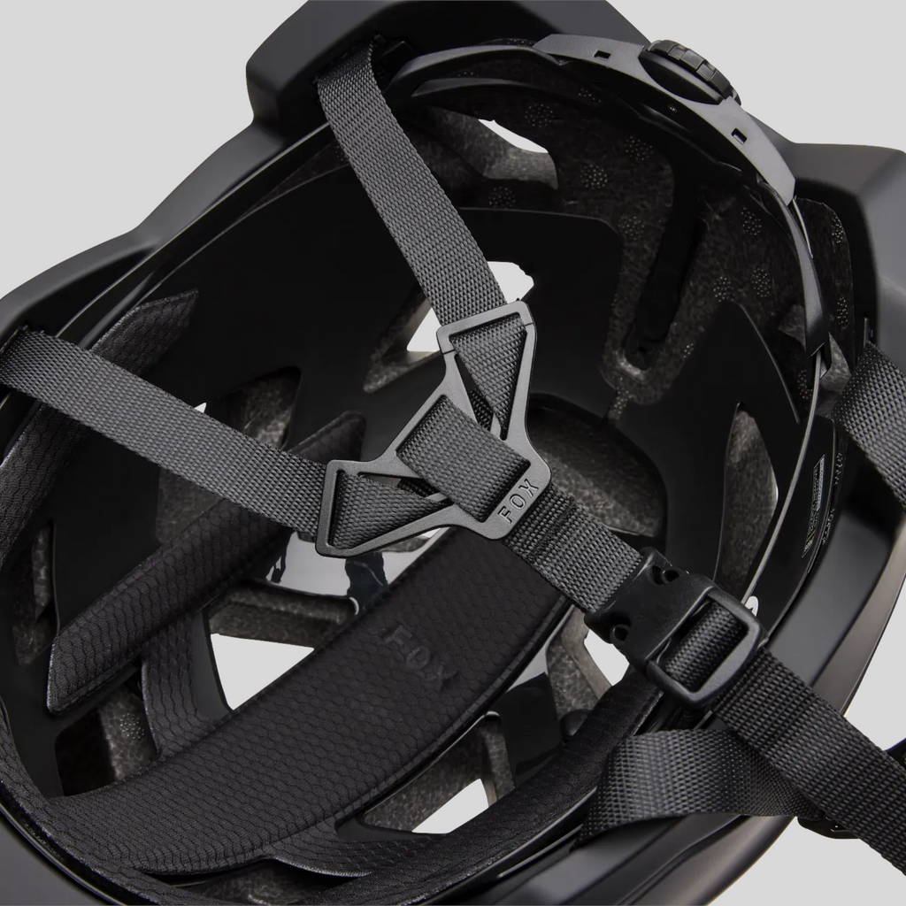 Interior del casco MZ Bikes FOX Speedframe Mips negro mostrando el sistema de ajuste y correas de seguridad
