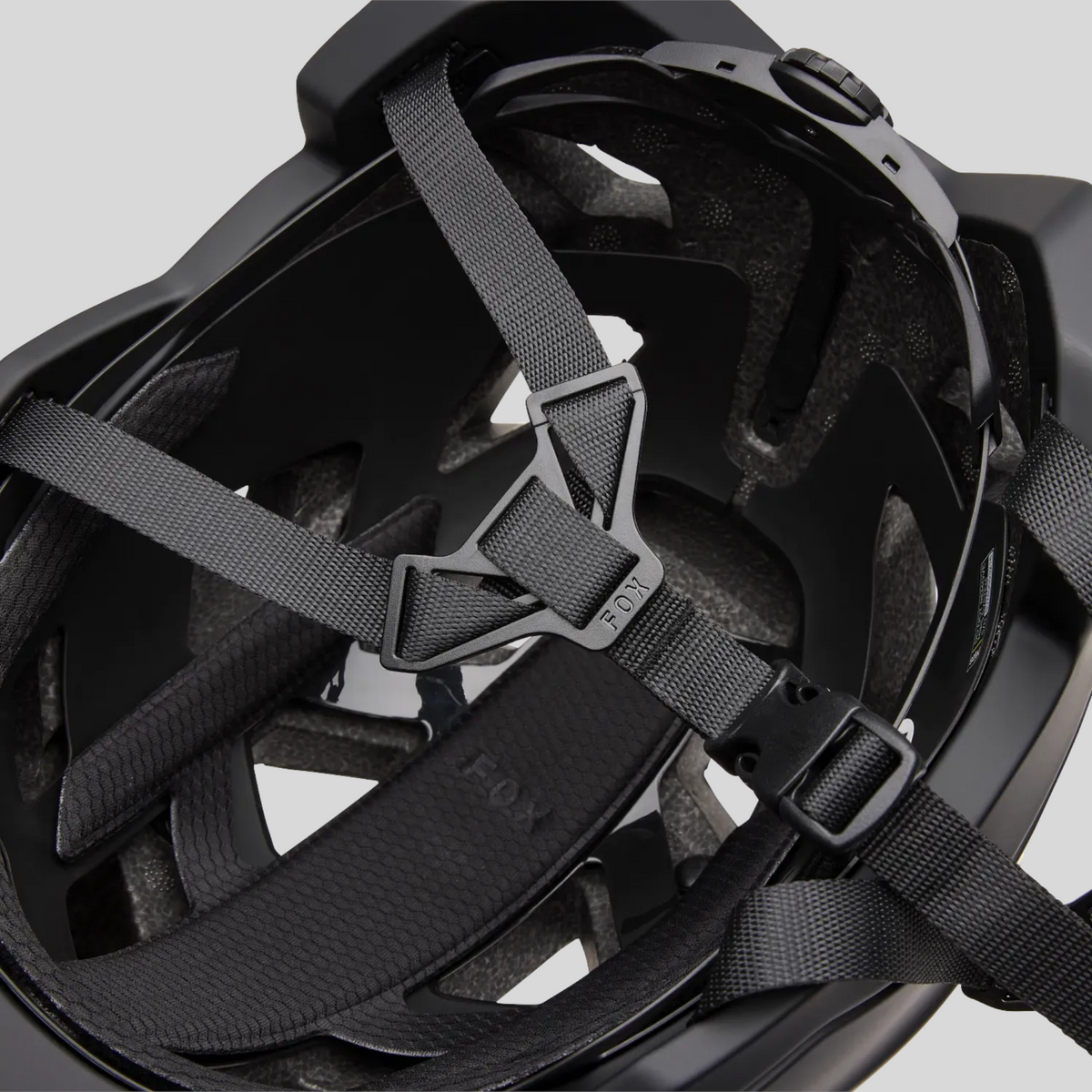 Interior del casco MZ Bikes FOX Speedframe Mips negro mostrando el sistema de ajuste y correas de seguridad