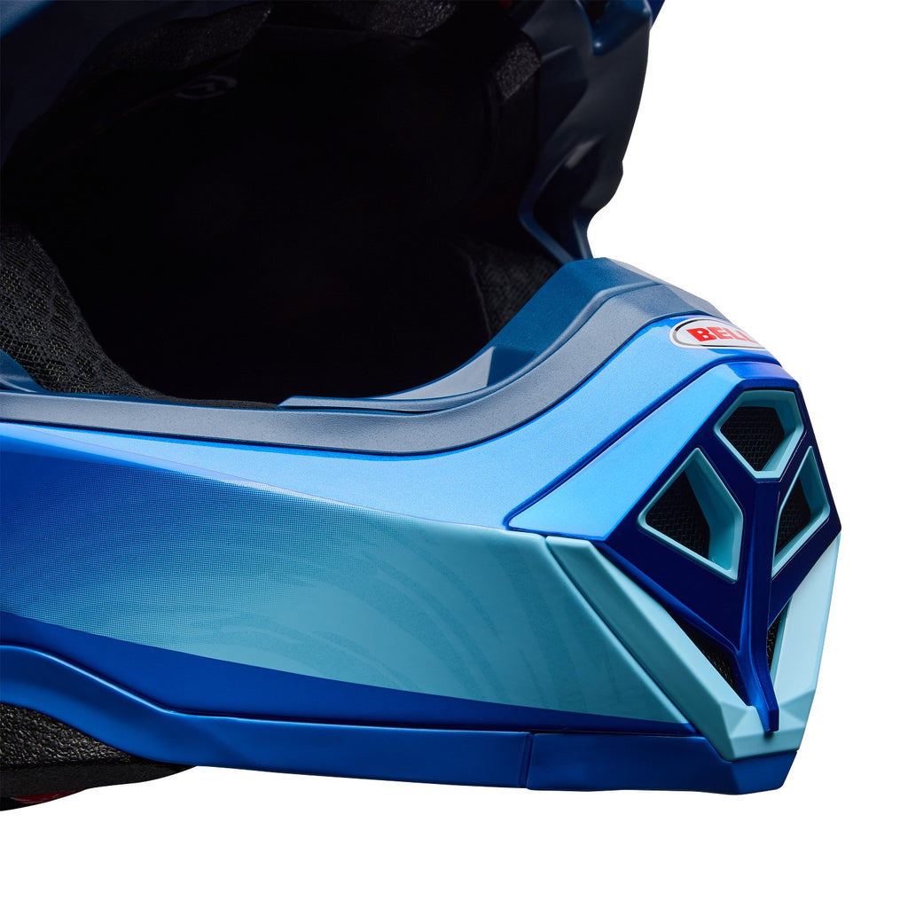 Detalle de la mentonera y ventilación del casco Bell Moto-10 Spherical ET3 Azul