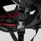 Detalle del cierre de seguridad y correas negras del casco para niño Fox Mainframe MIPS de MZ Bikes en color morado