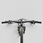 Vista superior del manubrio y horquilla de la bicicleta MZ Bikes Norco Revolver C3 130 en color negro carbono