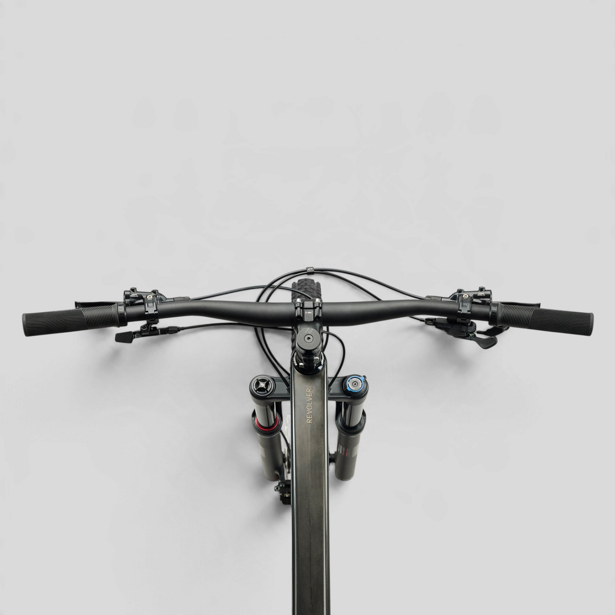 Vista superior del manubrio y horquilla de la bicicleta MZ Bikes Norco Revolver C3 130 en color negro carbono