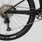 Detalle de la transmisión Shimano Deore y cuadro de carbono de la bicicleta MZ Bikes Norco Revolver C3 130