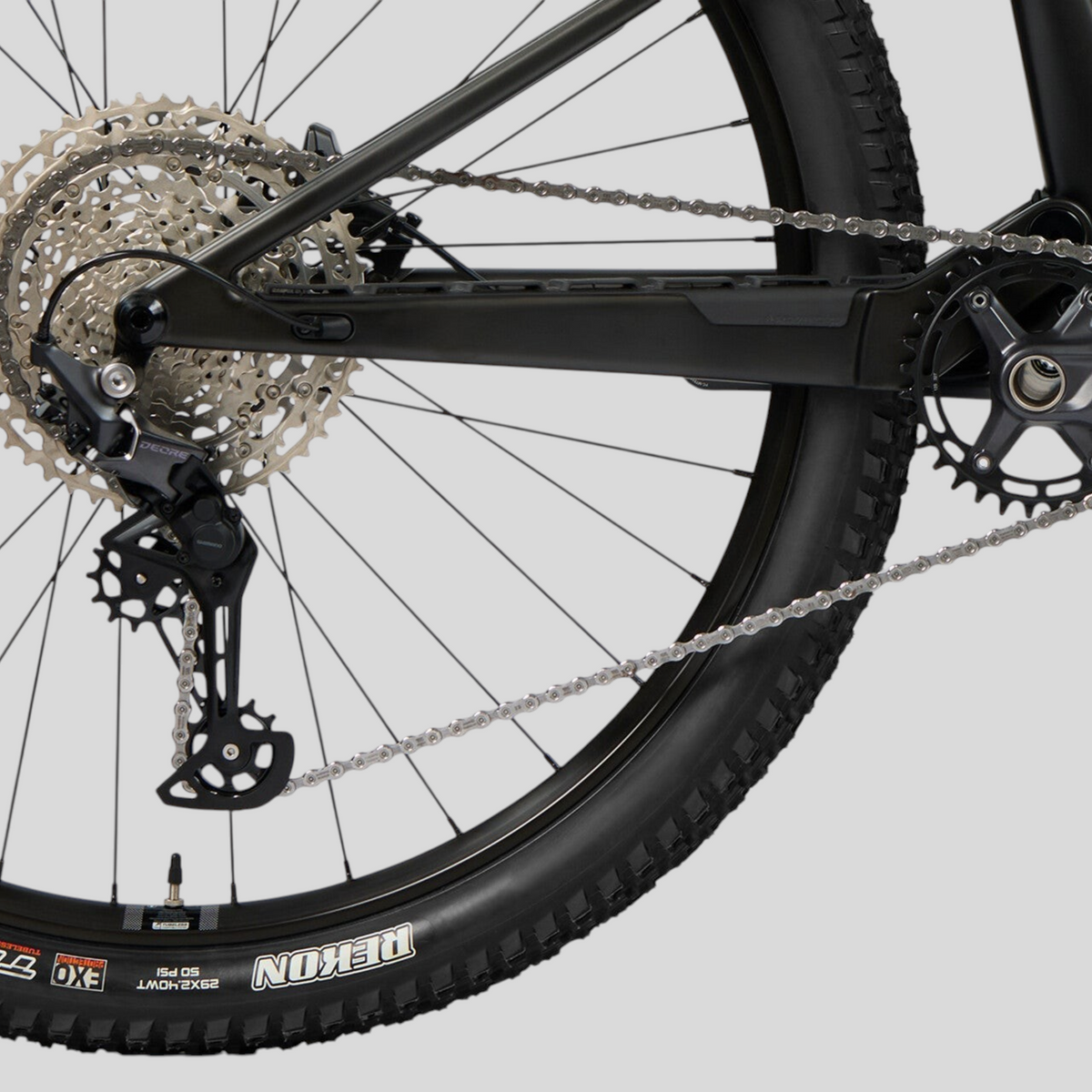 Detalle de la transmisión Shimano Deore y cuadro de carbono de la bicicleta MZ Bikes Norco Revolver C3 130