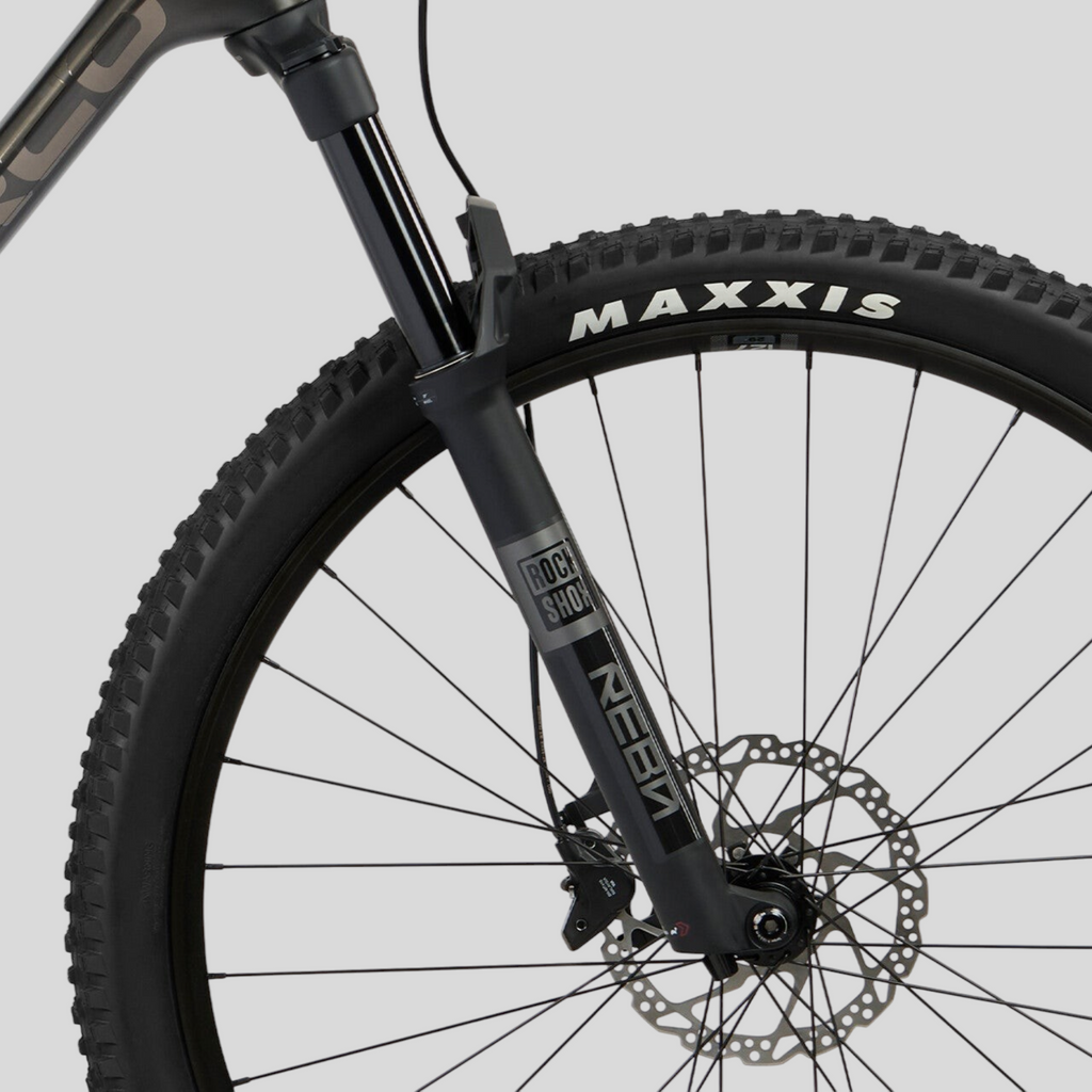 Detalle de la horquilla RockShox Reba RL y rueda delantera de la bicicleta de carbono MZ Bikes Norco Revolver C3 130