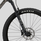 Detalle de la horquilla RockShox Reba RL y rueda delantera de la bicicleta de carbono MZ Bikes Norco Revolver C3 130