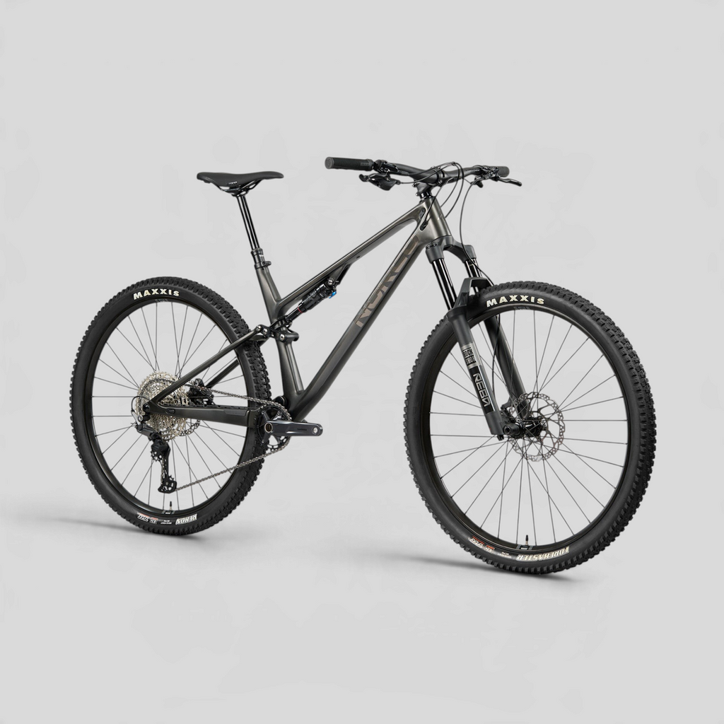 Bicicleta de montaña Norco Revolver C3 130 de carbono en color negro, con suspensión doble y componentes Shimano.