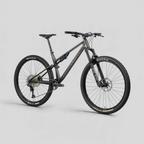 Bicicleta de montaña Norco Revolver C3 130 de carbono en color negro, con suspensión doble y componentes Shimano.