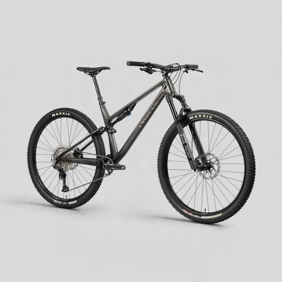 Bicicleta de montaña Norco Revolver C3 130 de carbono en color negro, con suspensión doble y componentes Shimano.