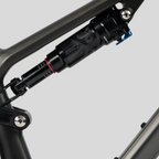 Amortiguador trasero RockShox SID LUX Select+ en el cuadro de carbono negro de la bicicleta MZ Bikes Norco Revolver C3