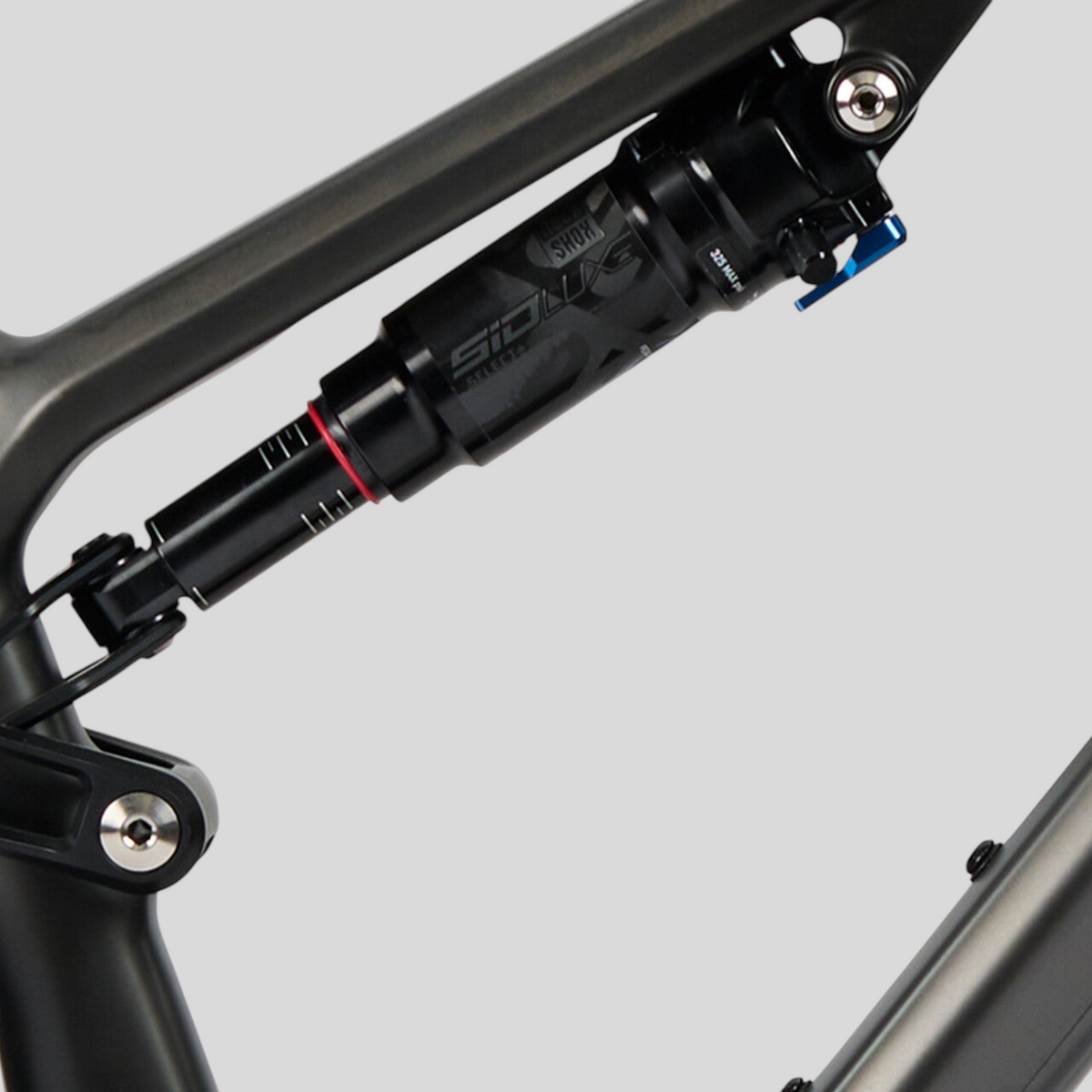 Amortiguador trasero RockShox SID LUX Select+ en el cuadro de carbono negro de la bicicleta MZ Bikes Norco Revolver C3