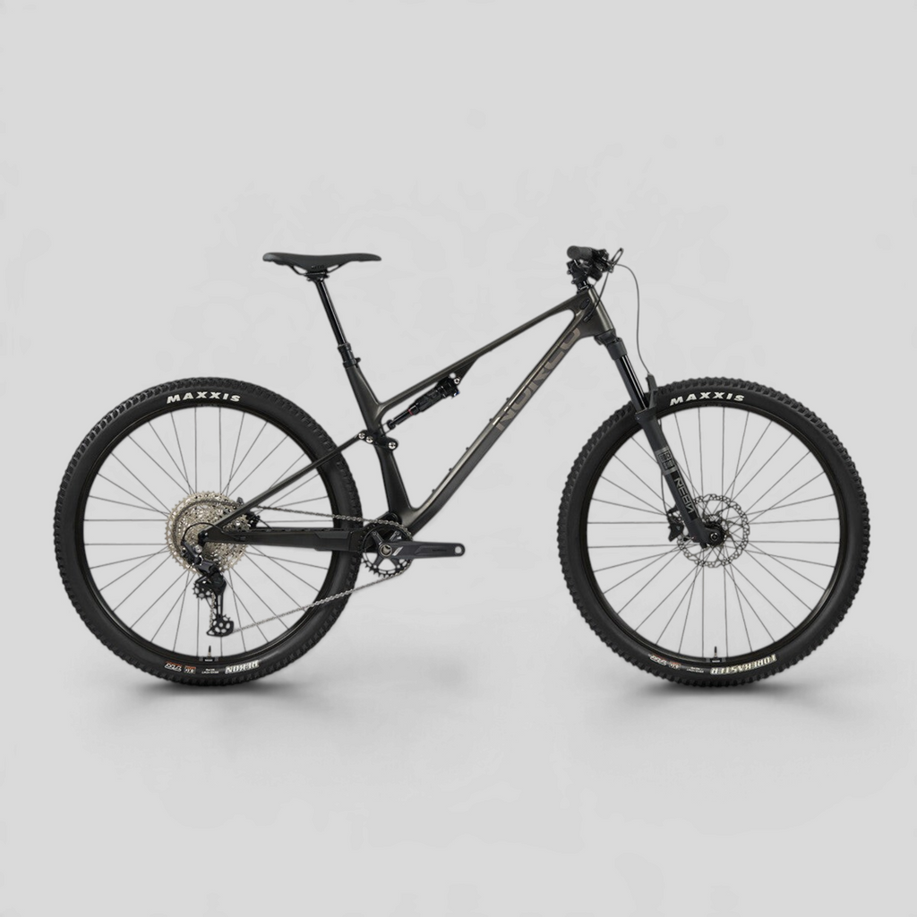 Bicicleta de montaña Norco Revolver C3 130 en color negro mate, cuadro de carbono, doble suspensión y componentes Shimano