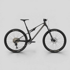 Bicicleta de montaña Norco Revolver C3 130 en color negro mate, cuadro de carbono, doble suspensión y componentes Shimano