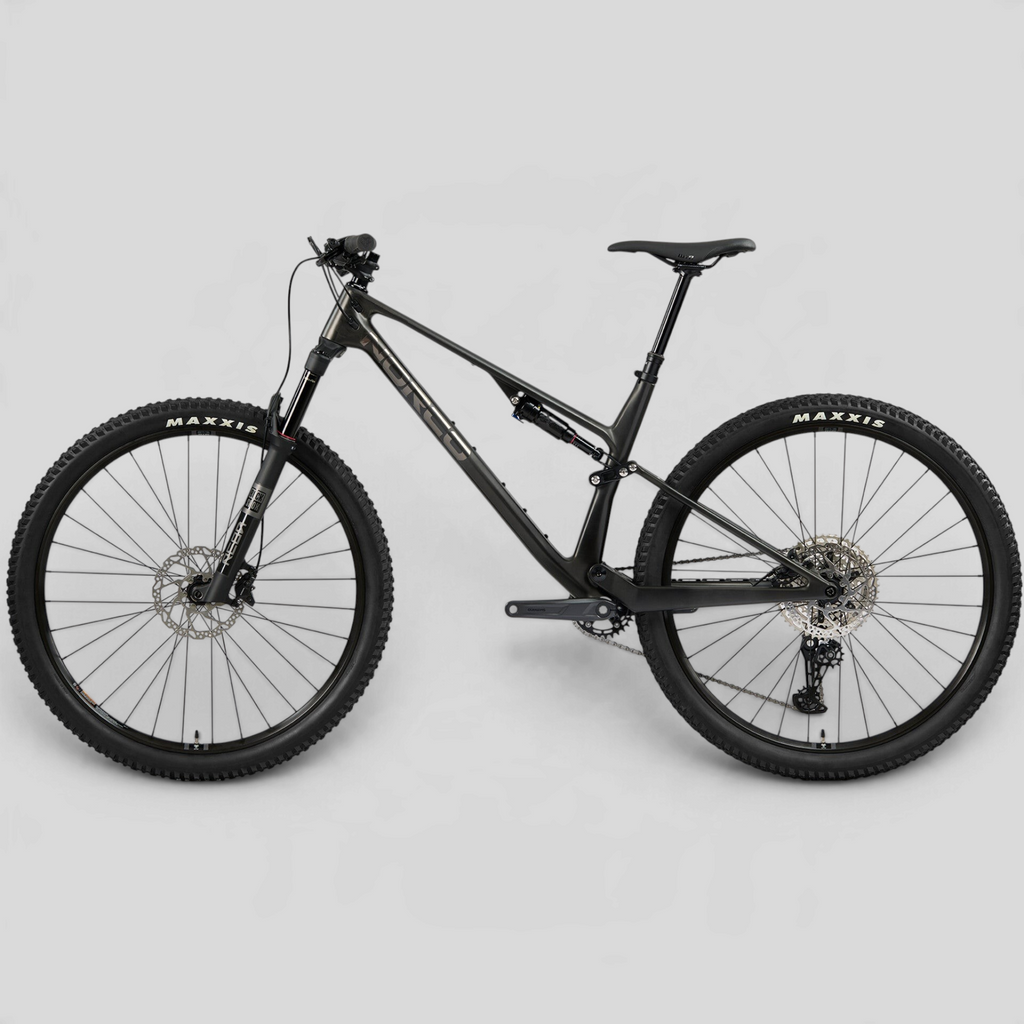 Bicicleta de montaña MZ Bikes Norco Revolver C3 130 en color negro, cuadro de carbono y suspensión doble.