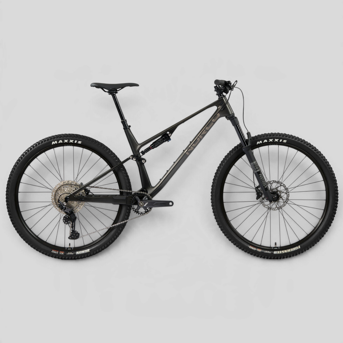 Bicicleta de montaña MZ Bikes Norco Revolver C3 130 de carbono en color negro con suspensión doble y ruedas de 29"