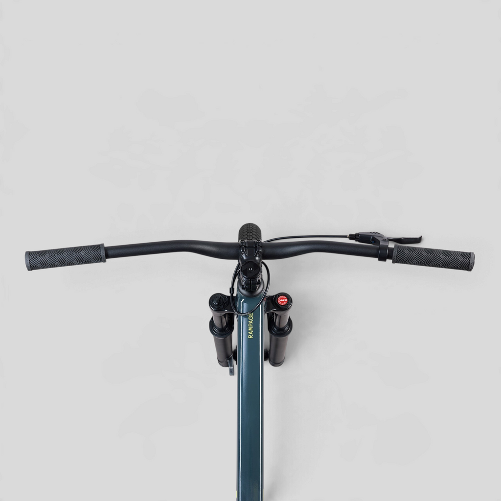 Vista superior del manubrio y cuadro de la bicicleta de dirt jump MZ Bikes Norco Rampage 2 en color gris azulado