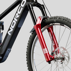 Bicicleta eléctrica de enduro MZ Bikes Norco Range VLT CX C1 en color negro con horquilla RockShox Zeb roja