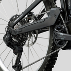 Detalle del motor Bosch y transmisión SRAM de la bicicleta eléctrica de enduro MZ Bikes Norco Range VLT CX C1 negra.
