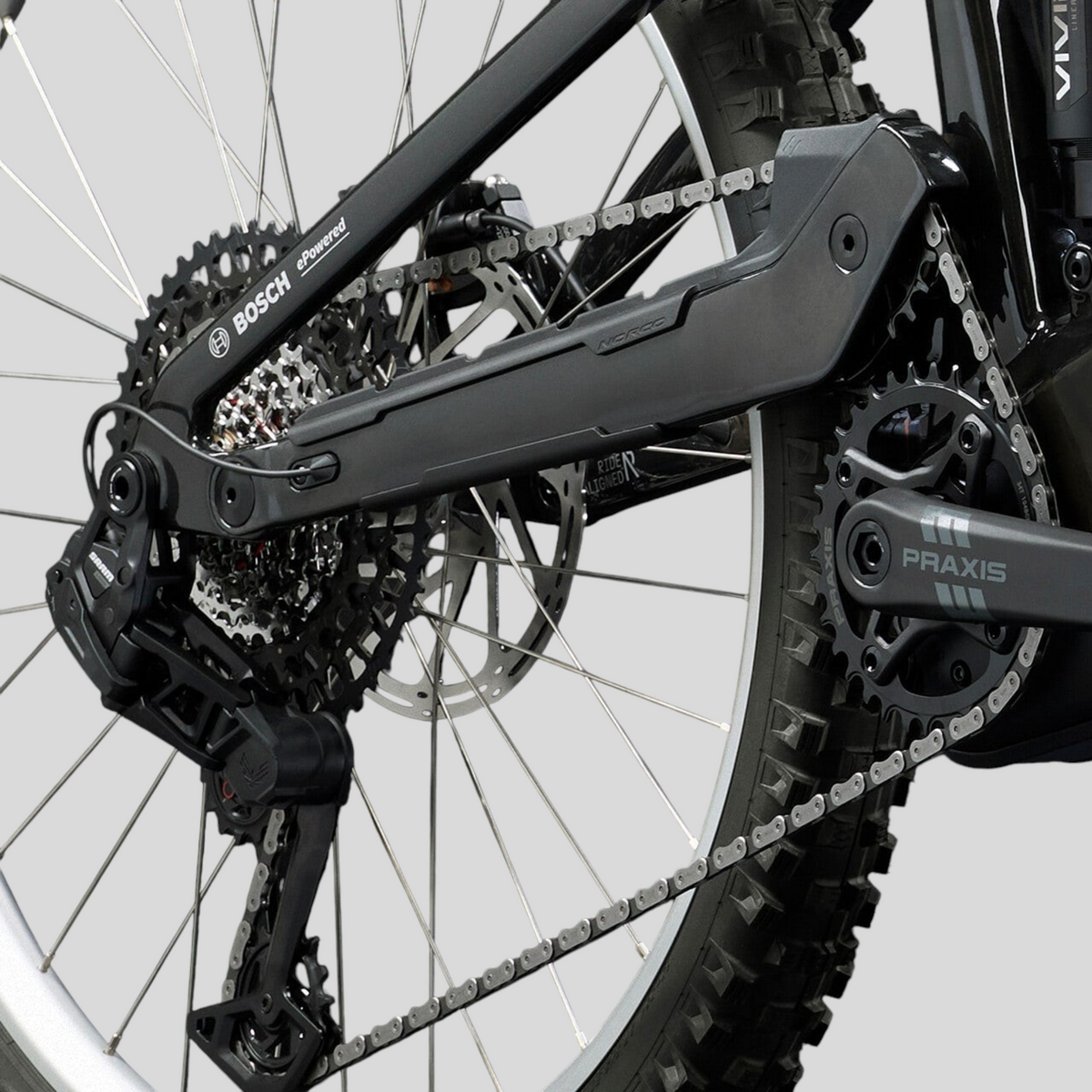 Detalle del motor Bosch y transmisión SRAM de la bicicleta eléctrica de enduro MZ Bikes Norco Range VLT CX C1 negra.