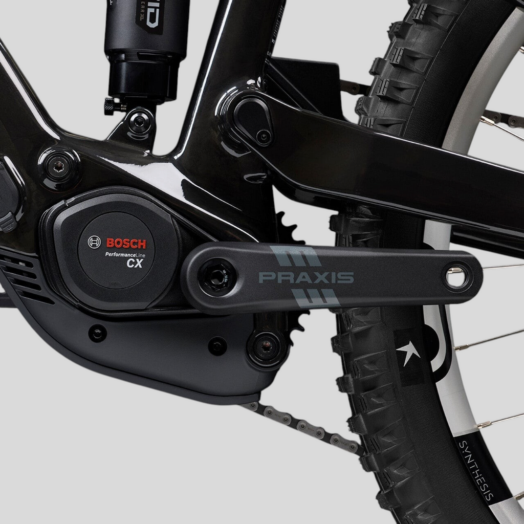 Detalle del motor Bosch Performance Line CX y bielas Praxis en la bicicleta eléctrica de enduro MZ Bikes Norco Range