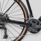 Transmisión Shimano CUES y cuadro negro de la bicicleta gravel MZ Bikes Norco Search A3 con neumáticos WTB