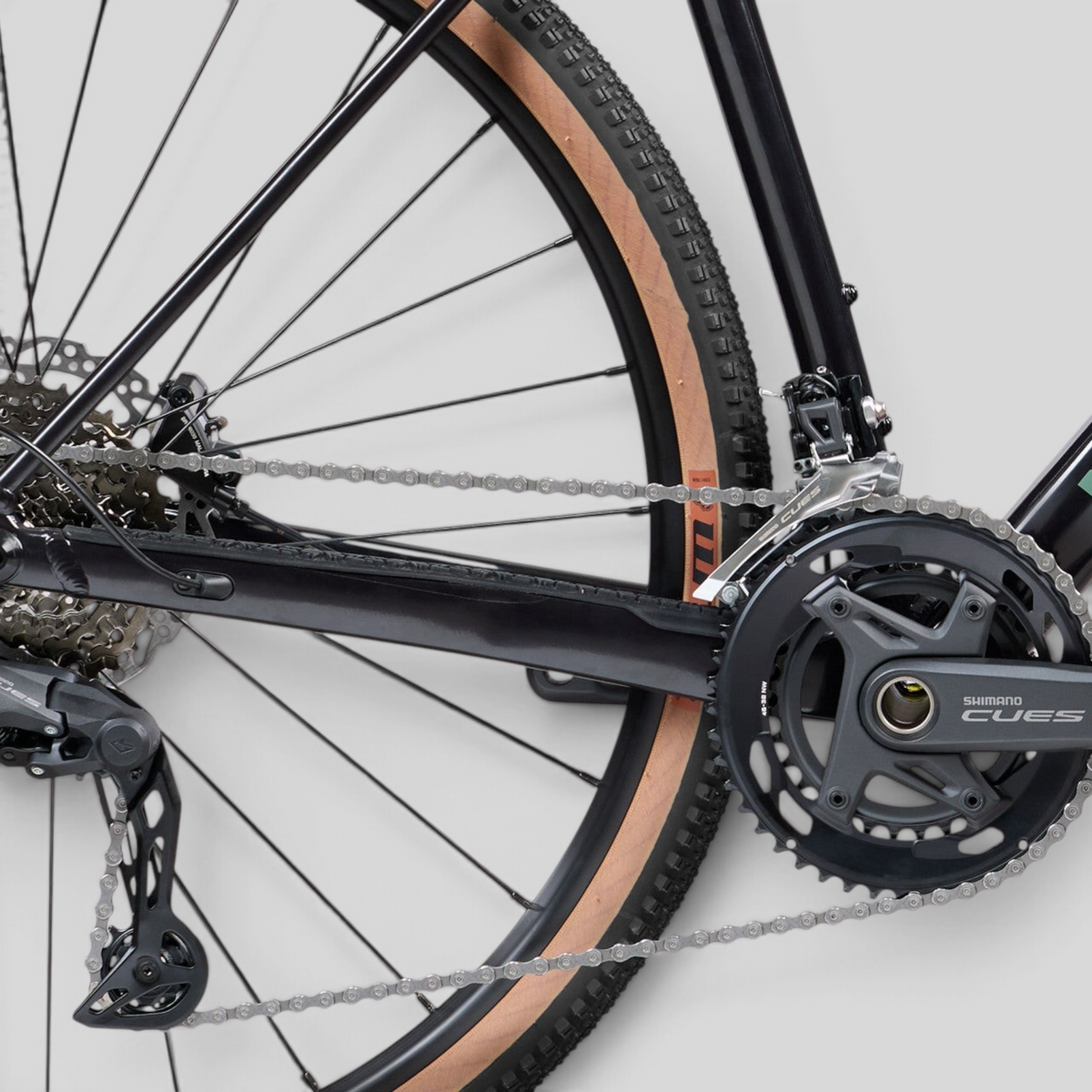 Transmisión Shimano CUES y cuadro negro de la bicicleta gravel MZ Bikes Norco Search A3 con neumáticos WTB