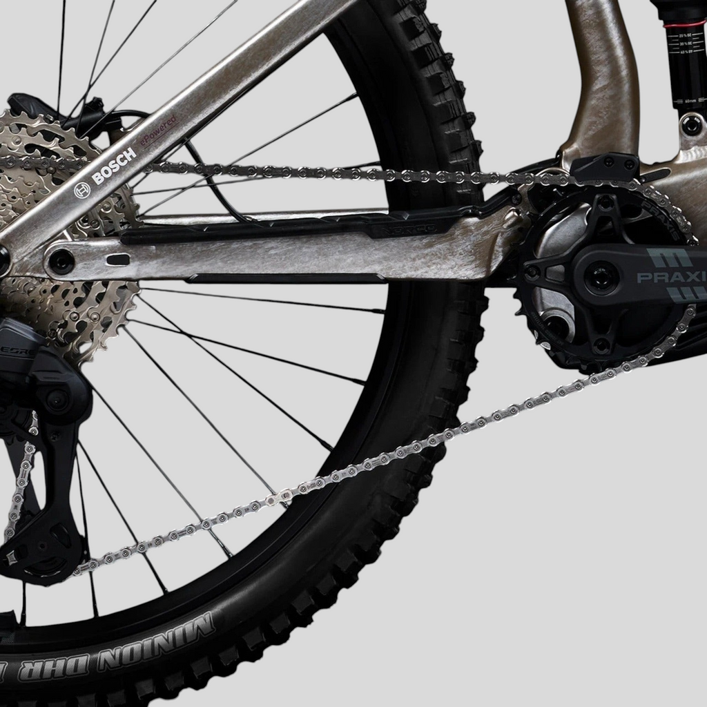 Detalle de la transmisión Shimano Deore Di2 y motor Bosch en la e-bike MZ Bikes Norco Sight VLT A1 color plata