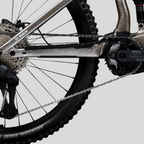 Detalle de la transmisión Shimano Deore Di2 y motor Bosch en la e-bike MZ Bikes Norco Sight VLT A1 color plata