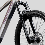 Detalle de la horquilla RockShox Lyrik Select+ en la e-bike MZ Bikes Norco Sight VLT A1 color Floating Silver