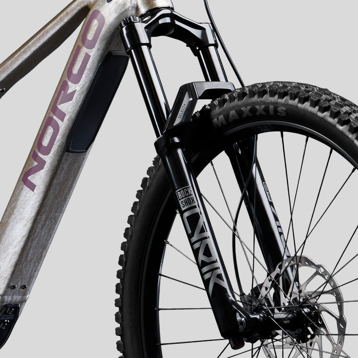 Detalle de la horquilla RockShox Lyrik Select+ en la e-bike MZ Bikes Norco Sight VLT A1 color Floating Silver