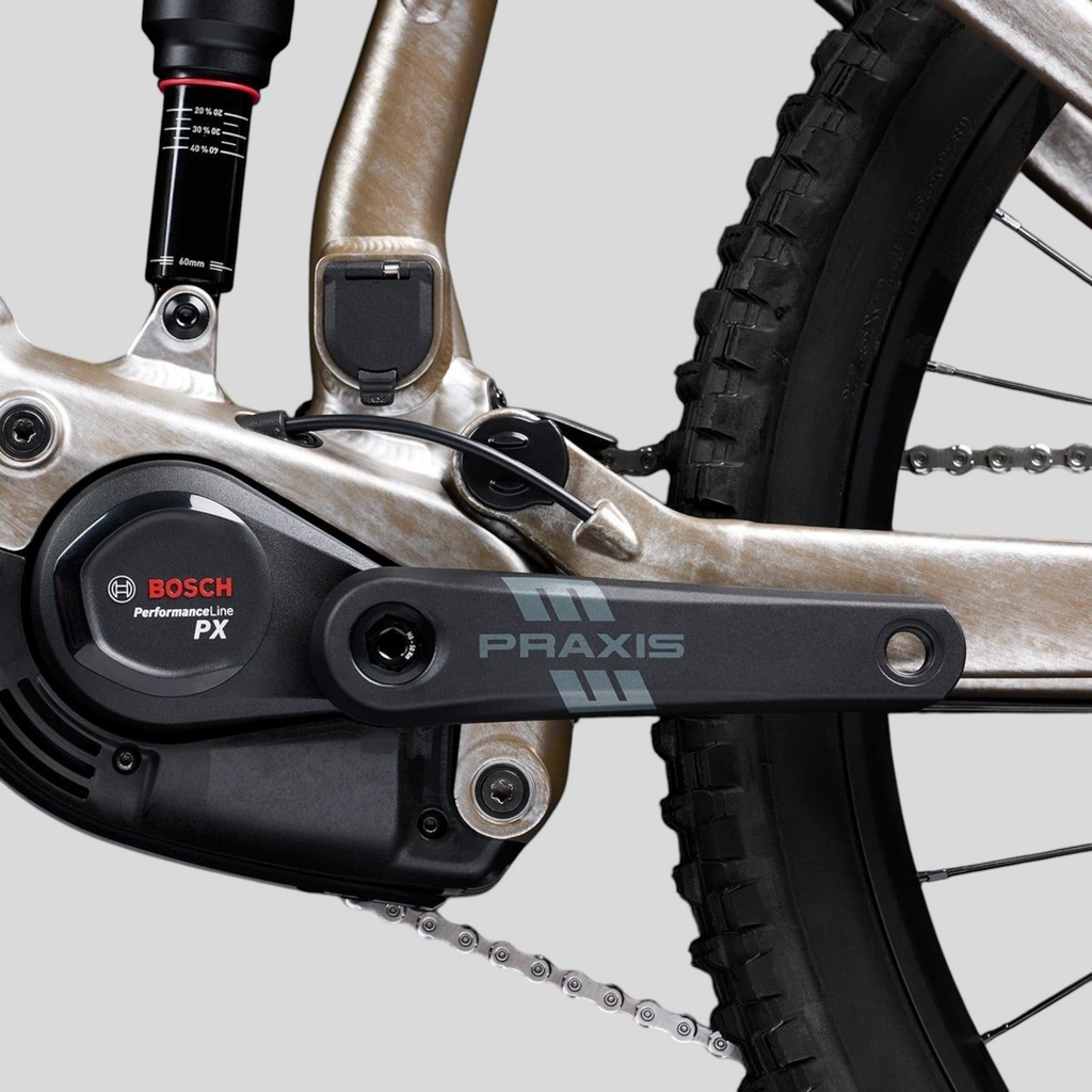 Detalle del motor Bosch Performance Line PX y bielas Praxis en la e-bike MZ Bikes Norco Sight VLT A1 color plata