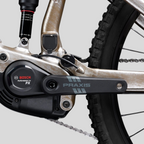 Detalle del motor Bosch Performance Line PX y bielas Praxis en la e-bike MZ Bikes Norco Sight VLT A1 color plata