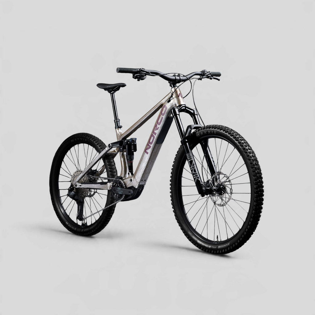 E-bike de enduro MZ Bikes Norco Sight VLT A1 2027 en color Floating Silver con configuración mullet y suspensión