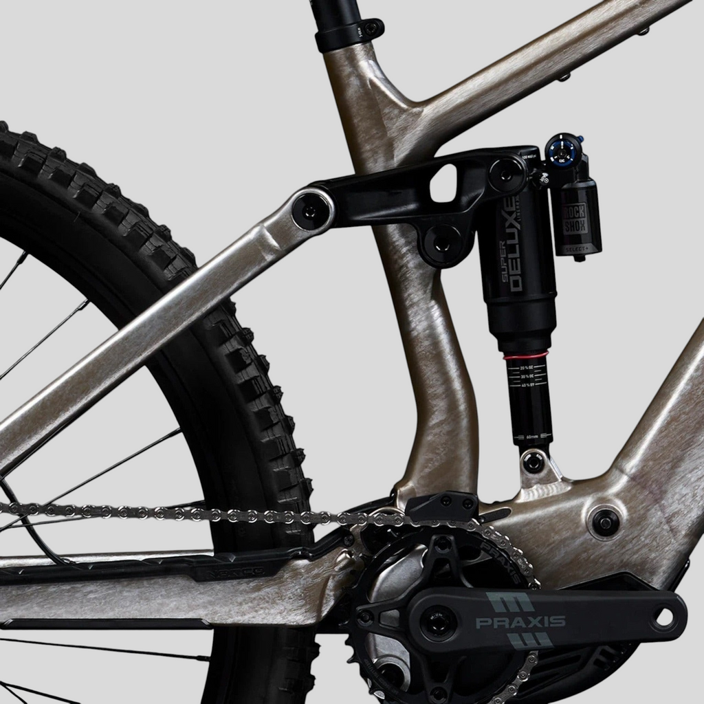 Detalle de la suspensión trasera RockShox en la e-bike MZ Bikes Norco Sight VLT A1 color plata flotante